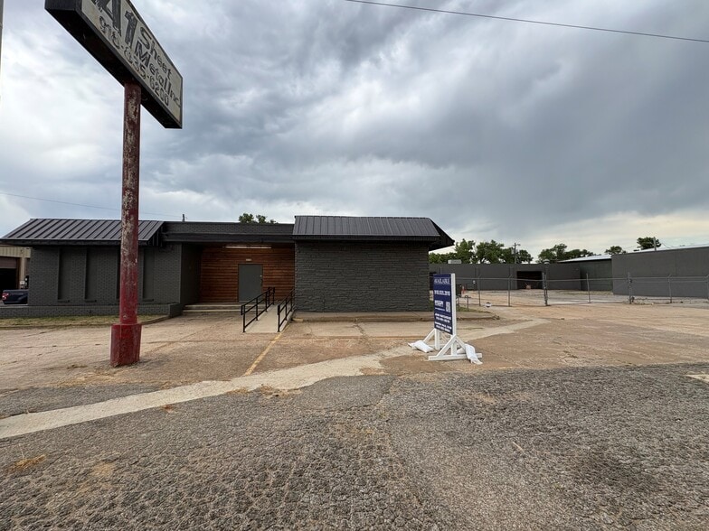 5909 E 15th St, Tulsa, OK for lease - Building Photo - Image 2 of 14