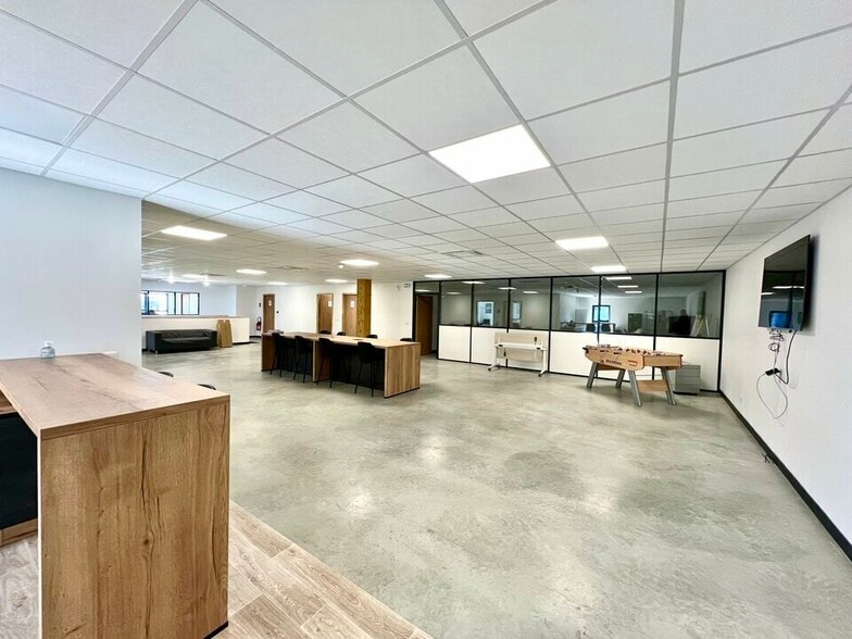 Flex in Montivilliers for lease - Building Photo - Image 2 of 5
