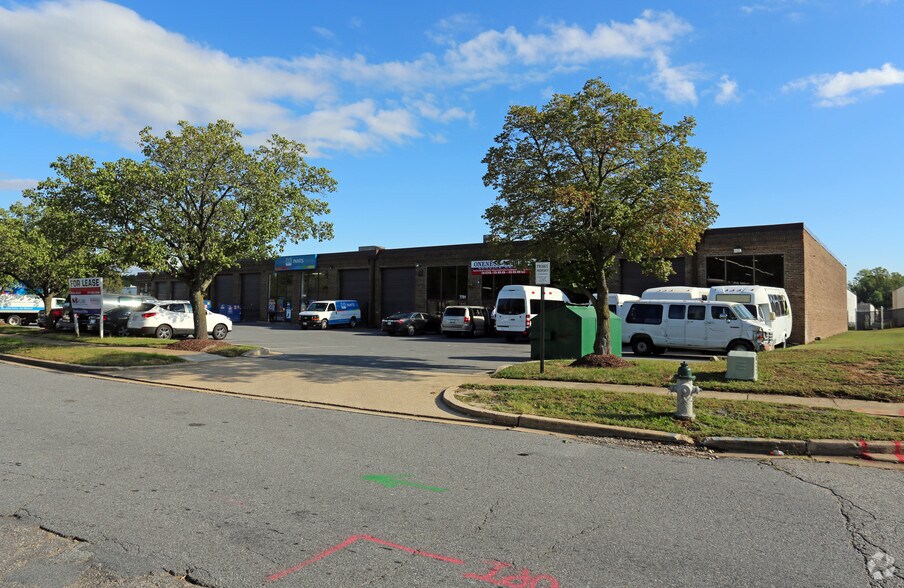 7701-7717 Penn Belt Dr, Forestville, MD à louer - Photo du bâtiment - Image 2 de 8