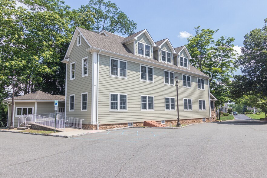 25 Green Village Rd, Madison, NJ à louer - Photo du bâtiment - Image 2 de 8