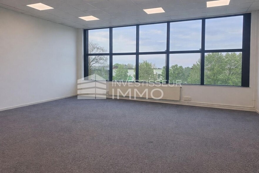 Office in Champigny Sur Marne for lease - Interior Photo - Image 2 of 2