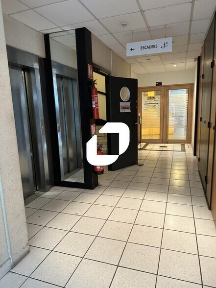 Bureau dans Meylan à louer - Photo du bâtiment - Image 2 de 7