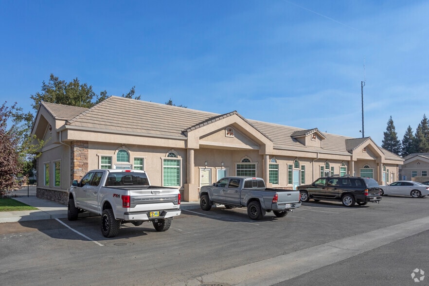 1575 Shaw Ave, Clovis, CA à louer - Photo du bâtiment - Image 2 de 2
