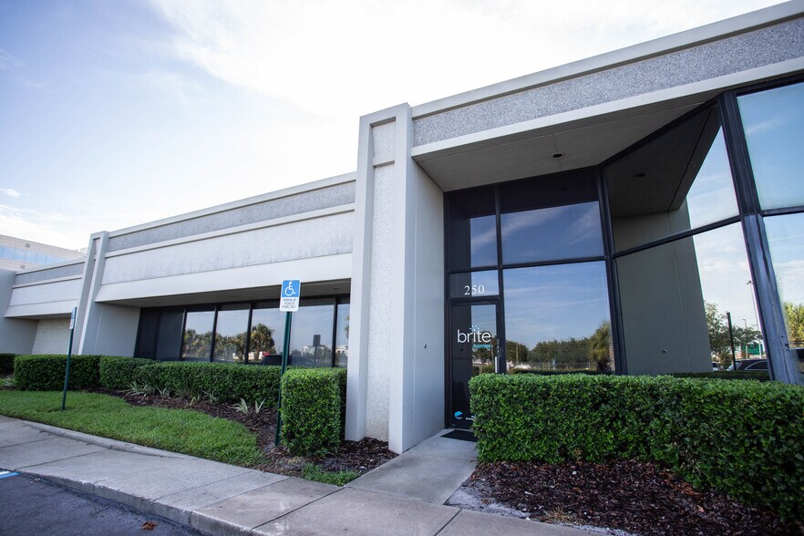 6751 Forum Dr, Orlando, FL à louer - Photo du bâtiment - Image 2 de 10