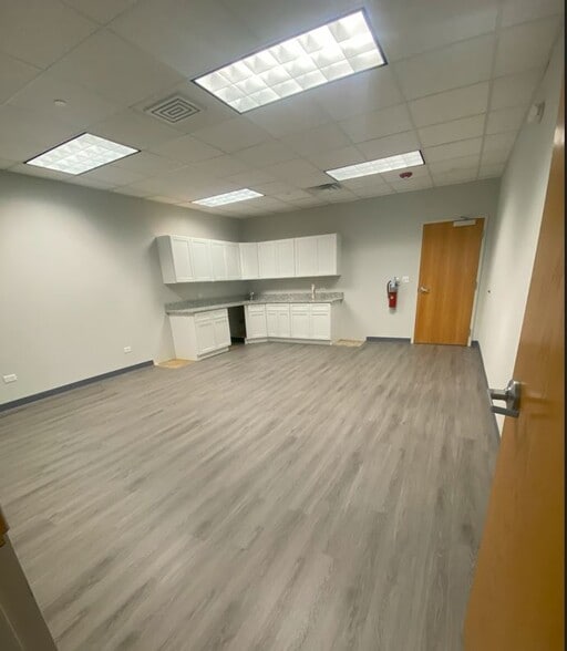 621 Busse Rd, Bensenville, IL à louer - Photo intérieure - Image 2 de 15