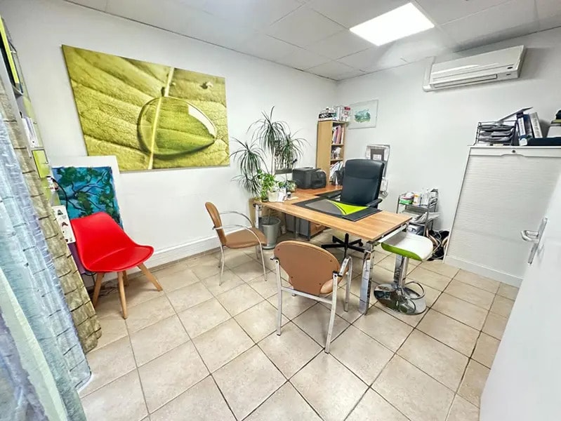 Bureau dans Bouc-Bel-Air à vendre Photo du bâtiment- Image 1 de 8