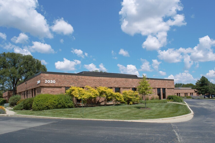 2010 E Algonquin Rd, Schaumburg, IL à louer - Photo du bâtiment - Image 2 de 7