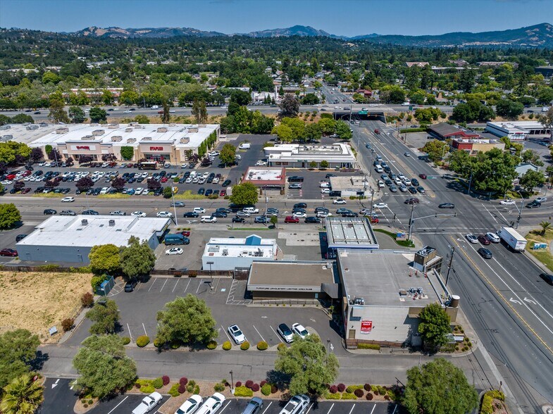 1125 W Steele Ln, Santa Rosa, CA à louer - Photo du bâtiment - Image 2 de 43