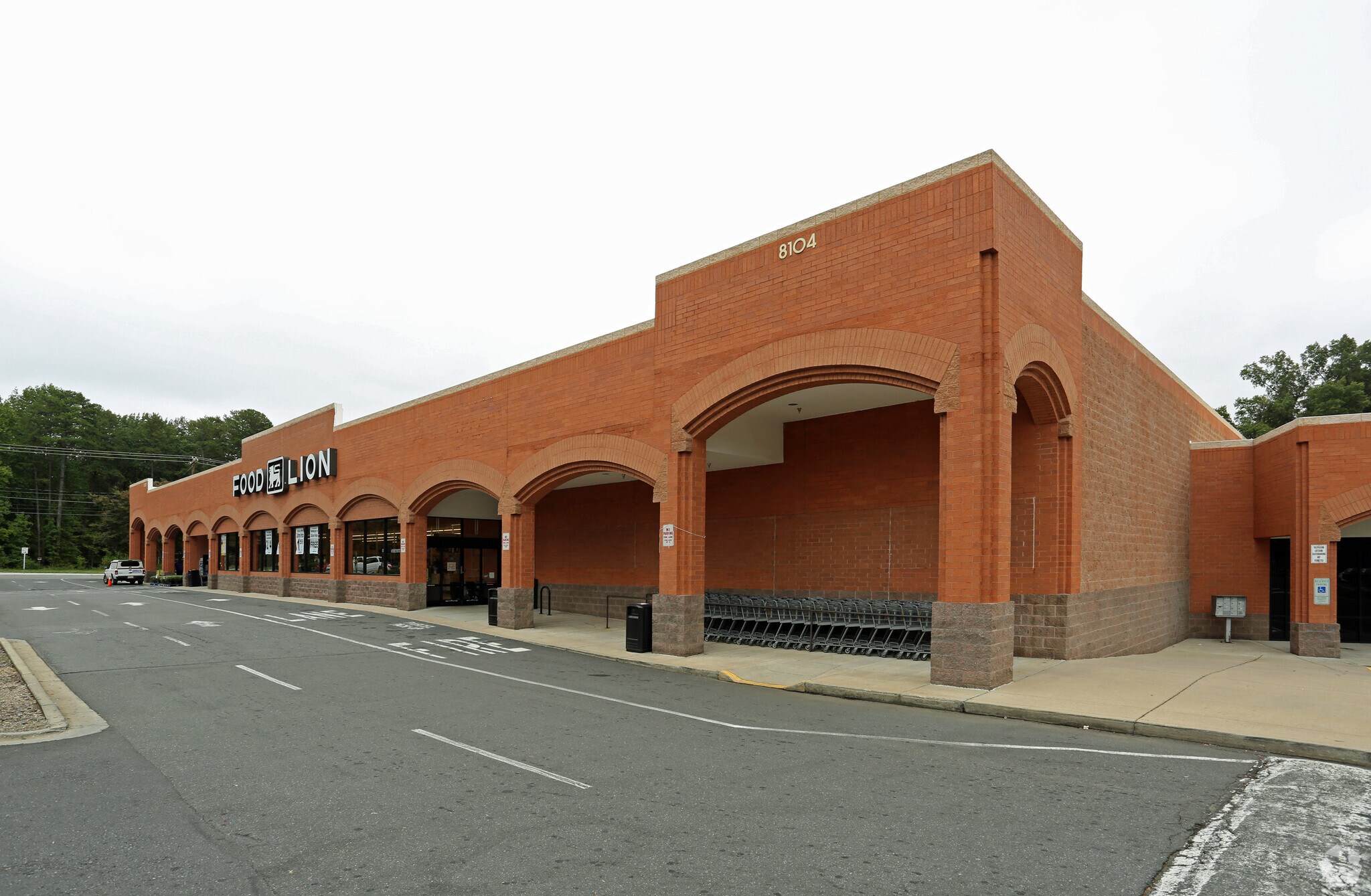 8100-8112 Idlewild Rd, Charlotte, NC à louer Photo principale- Image 1 de 6