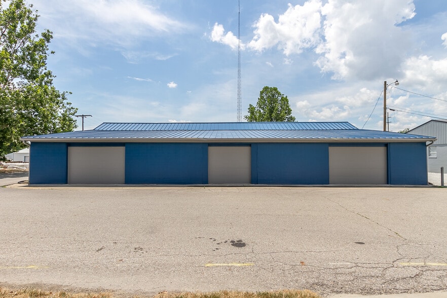 925 Virginia St, Shelbyville, IN à louer - Photo du bâtiment - Image 3 de 54