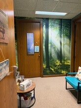 8320 N Oak Tfwy, Kansas City, MO for lease Interior Photo- Image 2 of 7