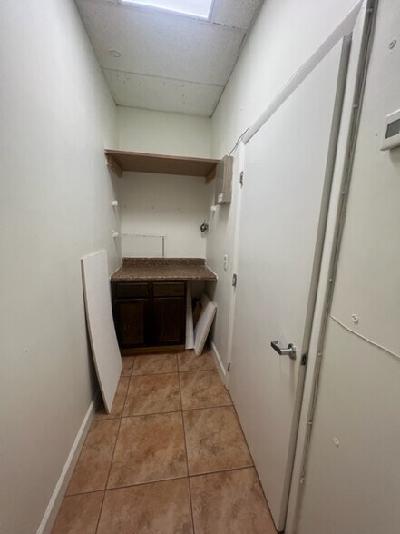 5580 W 16th Ave, Hialeah, FL à louer - Photo du bâtiment - Image 3 de 18