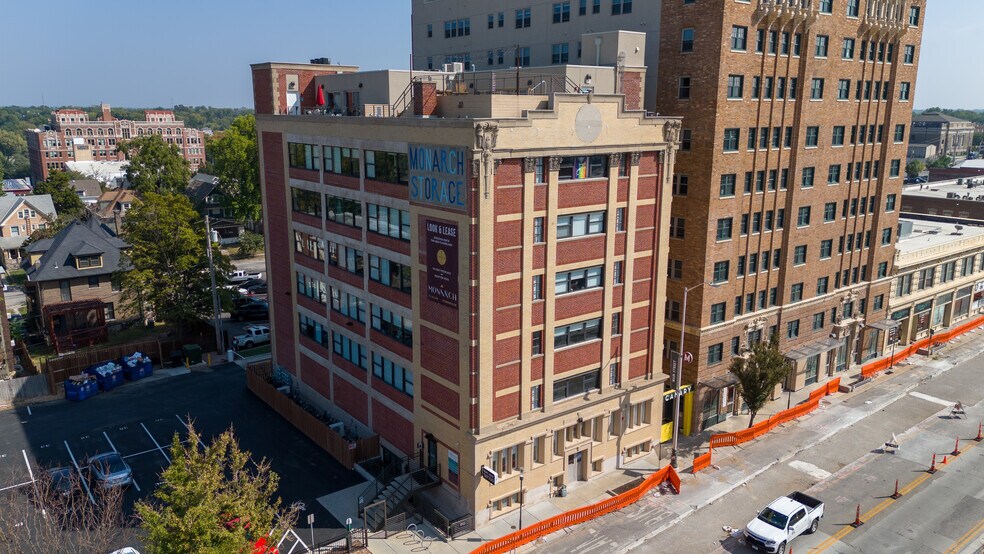 3825-3829 Main St, Kansas City, MO for lease - Building Photo - Image 2 of 7