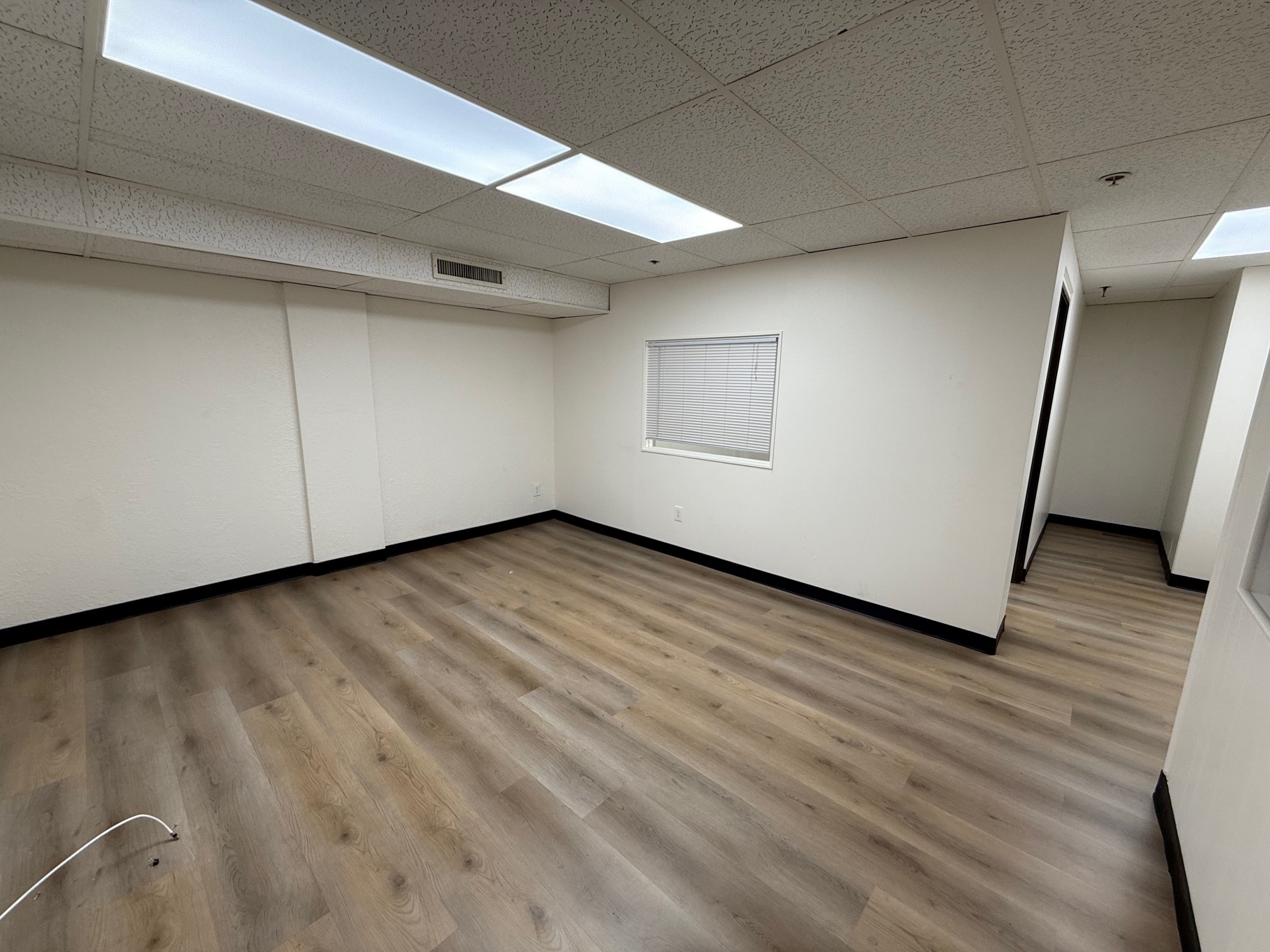 599 S Barranca Ave, Covina, CA à louer Photo intérieure- Image 1 de 2