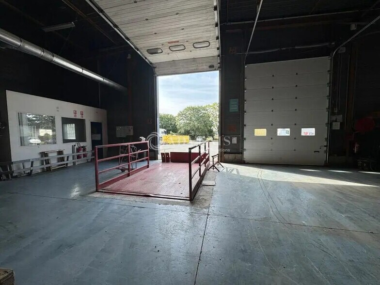 Flex in Gonesse for lease - Building Photo - Image 2 of 11