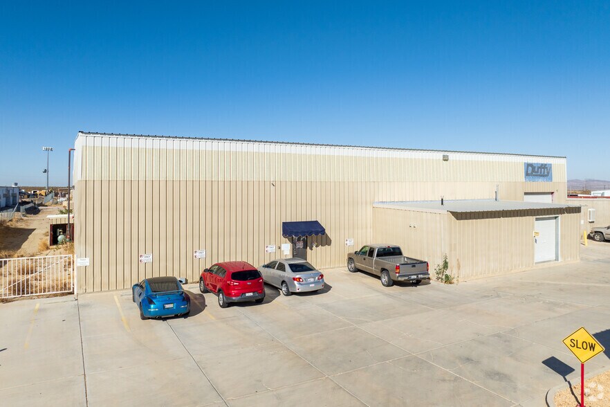 17260 Muskrat Ave, Adelanto, CA à louer - Photo du bâtiment - Image 3 de 17