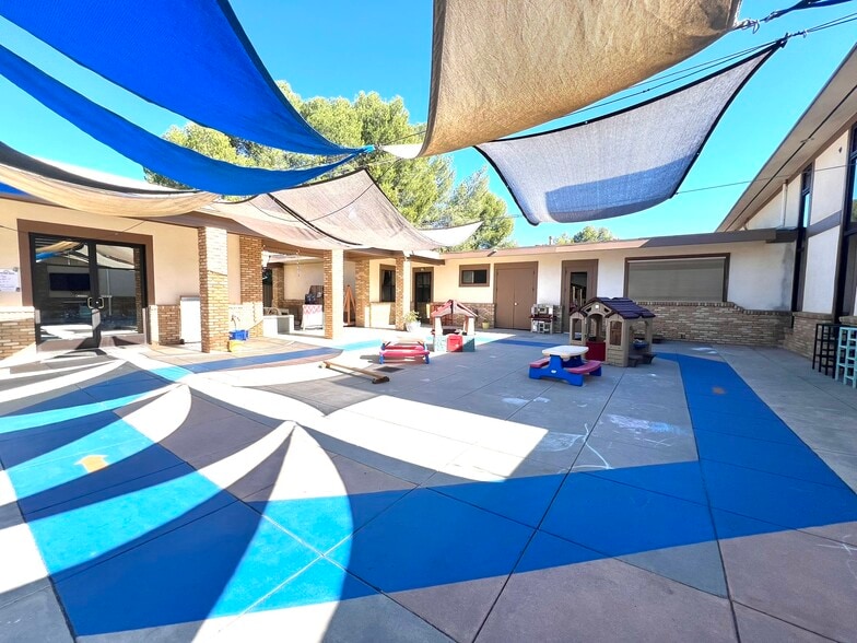 3947 Kimber Dr, Thousand Oaks, CA à vendre - Photo du bâtiment - Image 3 de 12