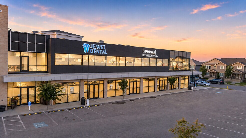 5300 Admiral Girouard St NW, Edmonton, AB à vendre - Photo du bâtiment - Image 2 de 36
