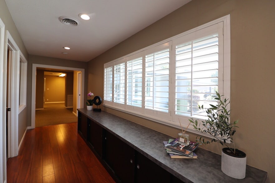 501 E Washington St, Petaluma, CA for sale - Interior Photo - Image 2 of 5