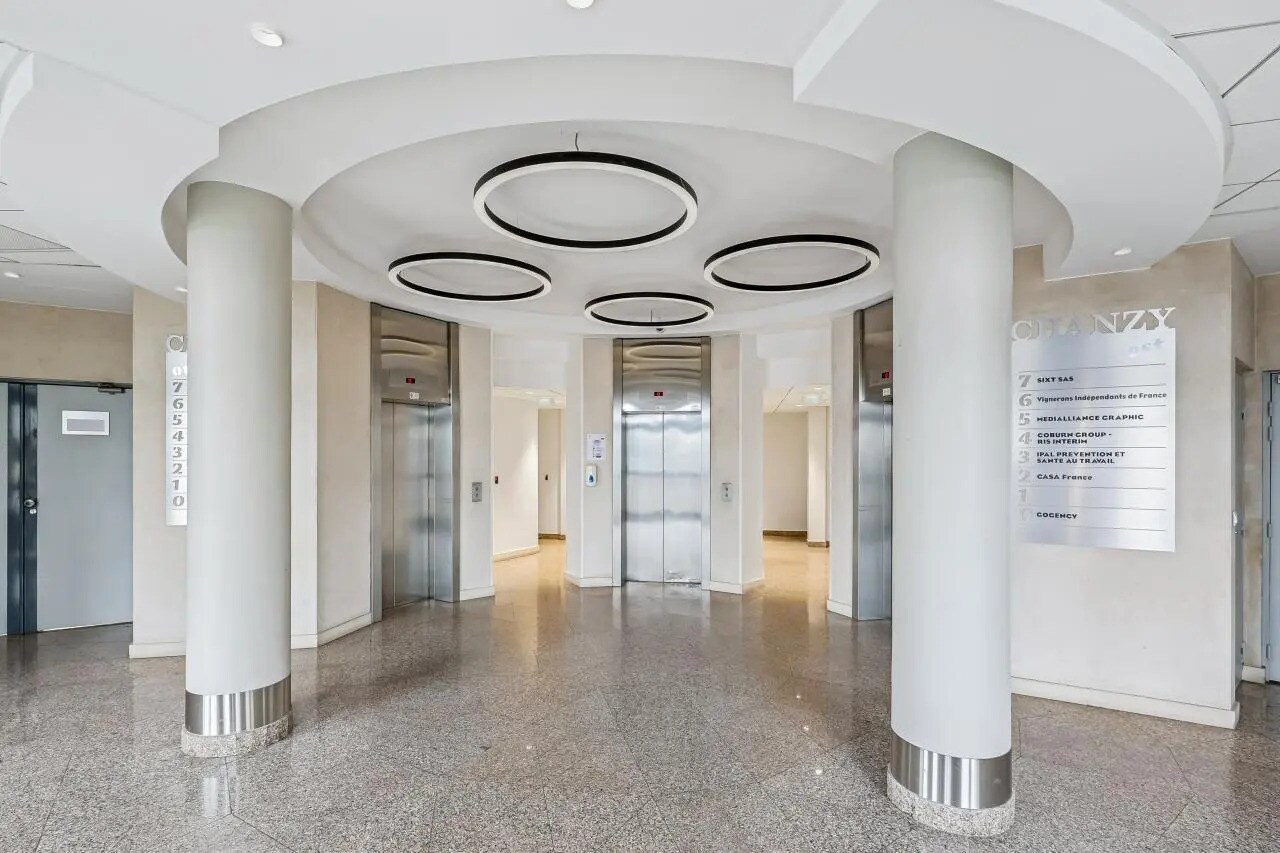 Office in Charenton-le-Pont for lease Lobby- Image 1 of 6