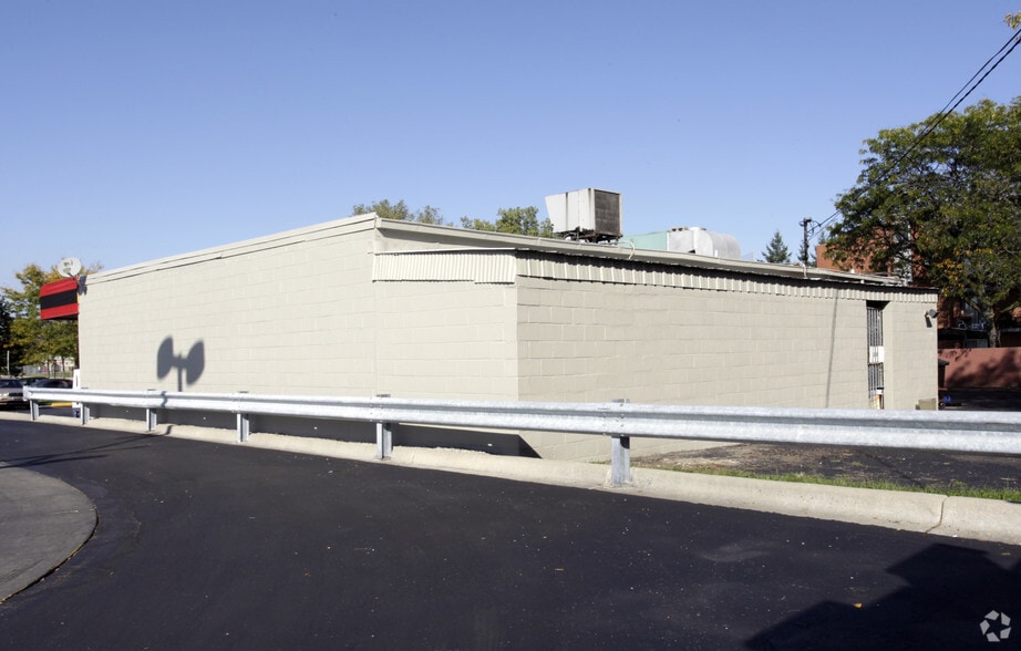 3115 W 13 Mile Rd, Royal Oak, MI for sale - Building Photo - Image 2 of 22