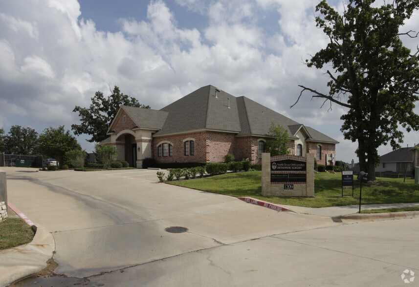 1209 Bent Oaks Ct, Denton, TX à vendre - Photo du bâtiment - Image 2 de 4