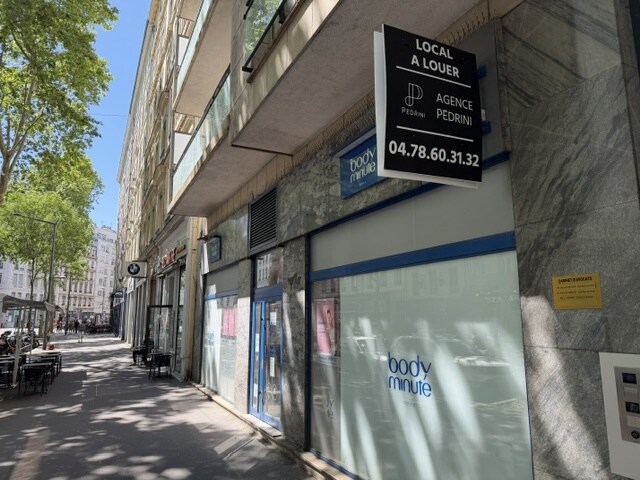 Commerce de détail dans Lyon à louer - Photo du bâtiment - Image 2 de 4