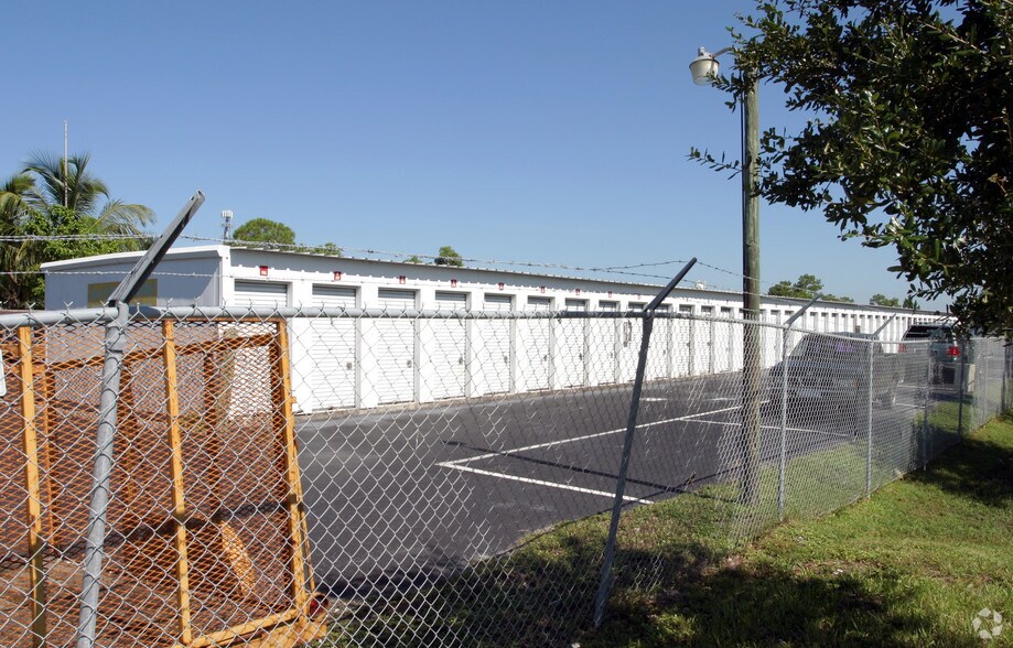 3527 Radio Rd, Naples, FL à louer - Photo du bâtiment - Image 3 de 6