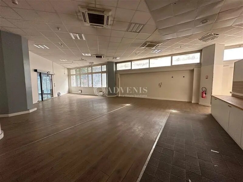 Retail in Noisy-le-Grand for lease Interior Photo- Image 1 of 7