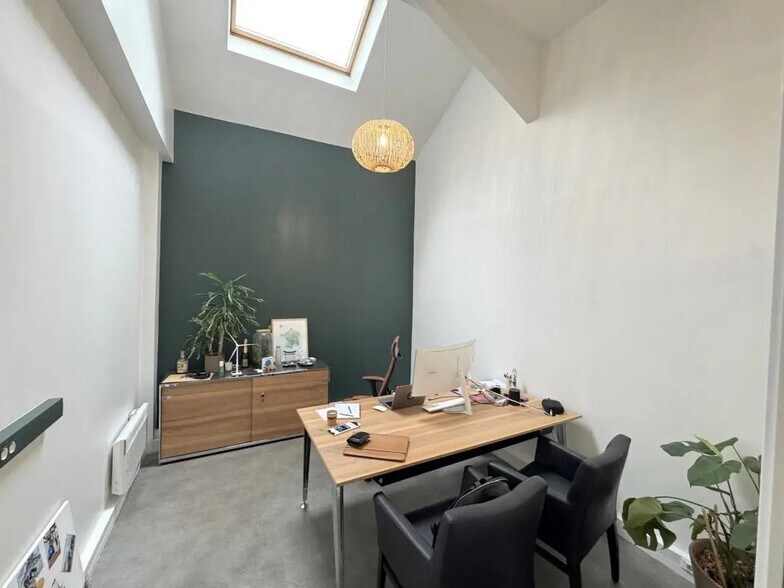 Office in Versailles for lease - Interior Photo - Image 1 of 12