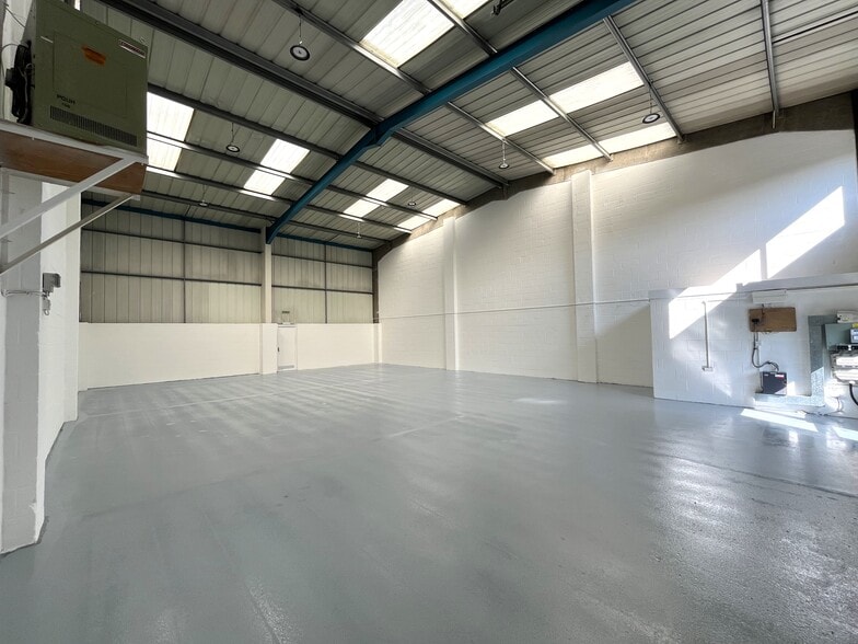 Primrose Hl, Kings Langley for lease - Interior Photo - Image 3 of 5