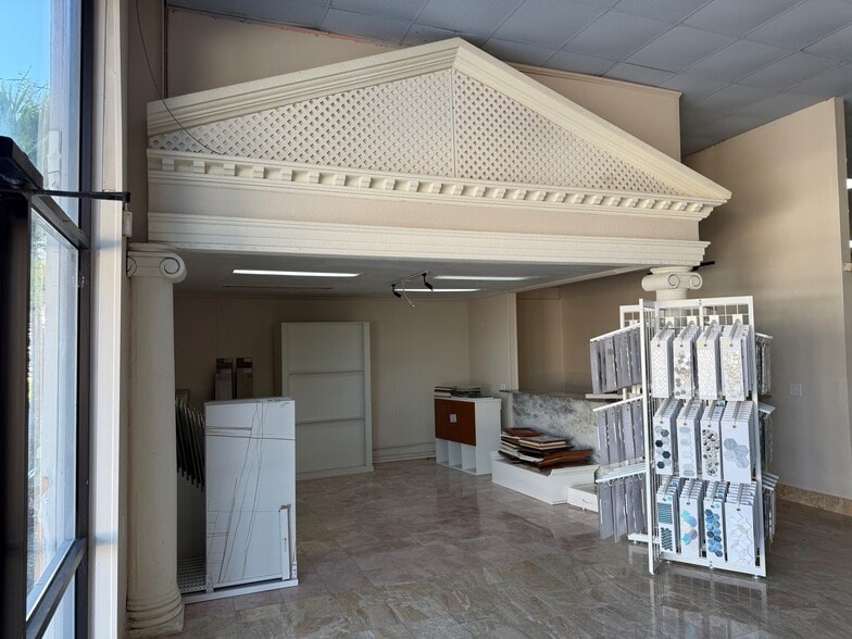 4200 Tamiami Trl N, Naples, FL for lease - Interior Photo - Image 3 of 11