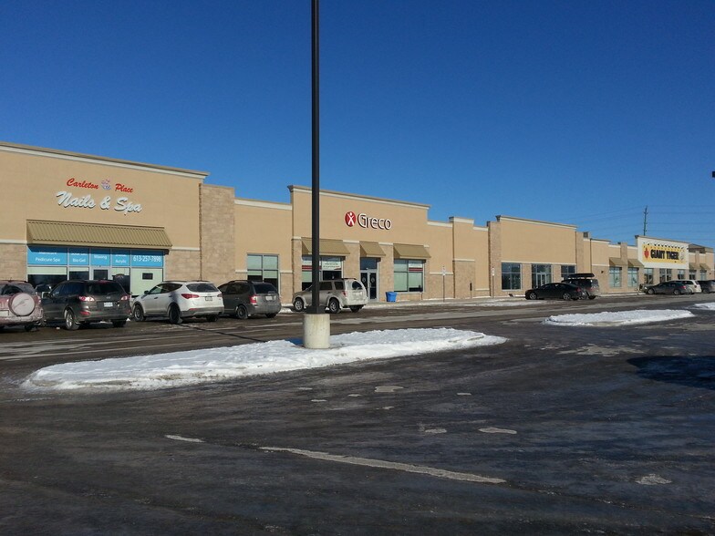 320-324 Coleman St, Carleton Place, ON à louer - Photo du bâtiment - Image 2 de 4