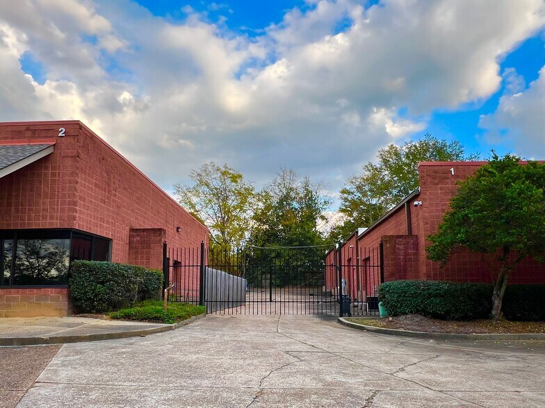 100 Briarwood West Dr, Jackson, MS for lease - Building Photo - Image 2 of 18