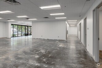 1301 Corporate Center Dr, Eagan, MN for lease Interior Photo- Image 2 of 6