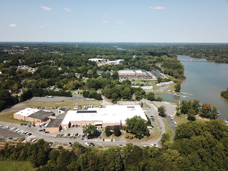 1500 River Dr, Belmont, NC à louer - Photo du bâtiment - Image 2 de 14