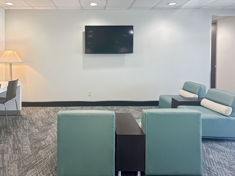 8888 Keystone Crossing, Indianapolis, IN for lease - Interior Photo - Image 2 of 12