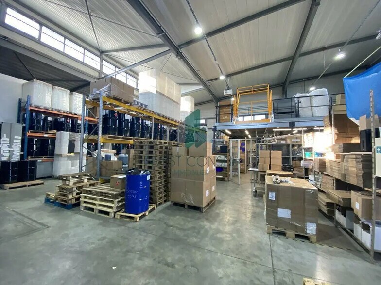 Local d'activités dans Ennery à vendre - Photo du bâtiment - Image 2 de 11