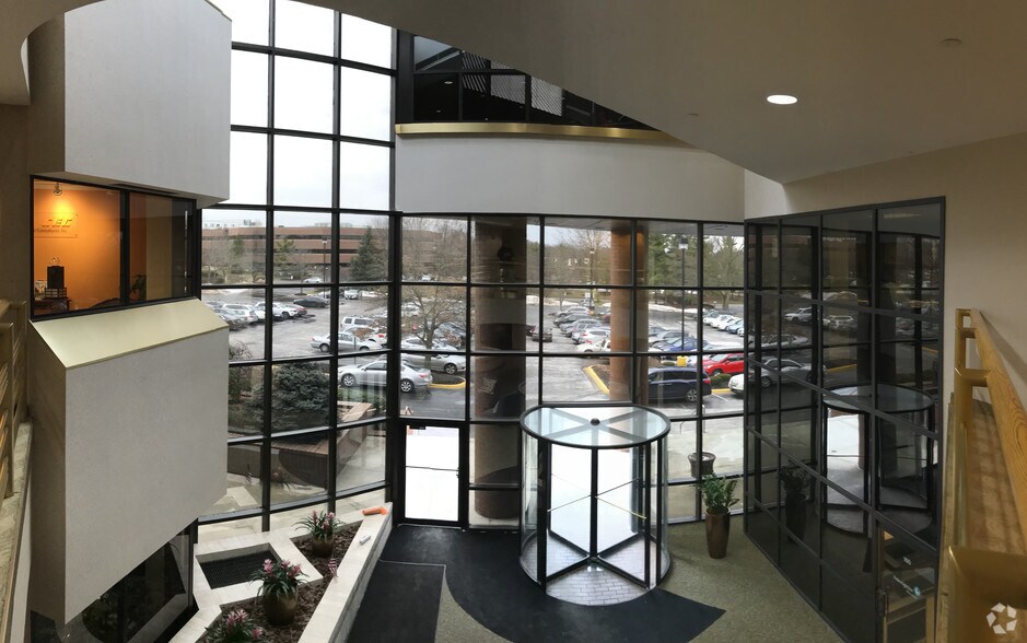 250 Old Wilson Bridge Rd, Worthington, OH à louer - Hall d’entrée - Image 3 de 8