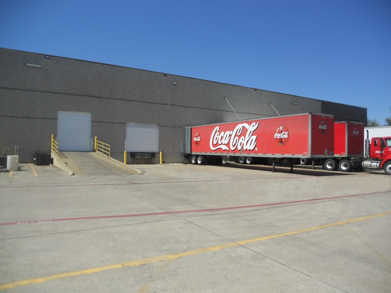 8300-8310 Eastpoint Dr, Dallas, TX à louer - Photo du bâtiment - Image 2 de 11