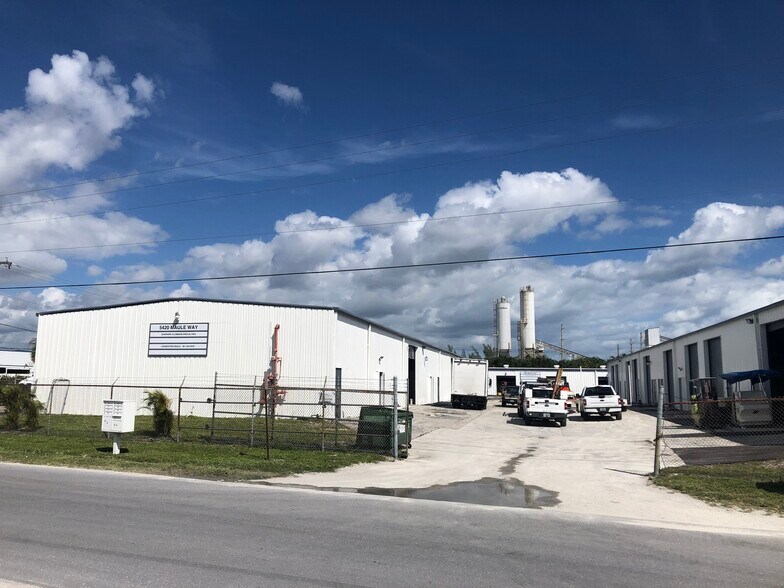 5449 Maule Way, Mangonia Park, FL à louer - Photo du bâtiment - Image 3 de 6