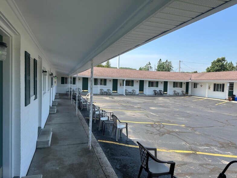 2040 I-75 Business Loop, Saint Ignace, MI à vendre - Photo du bâtiment - Image 2 de 34