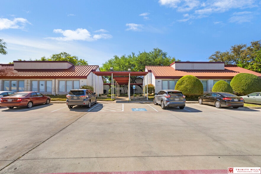 2761 E Trinity Mills Rd, Carrollton, TX à louer - Photo principale - Image 1 de 27