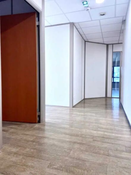 Office in Limas for lease - Building Photo - Image 2 of 5