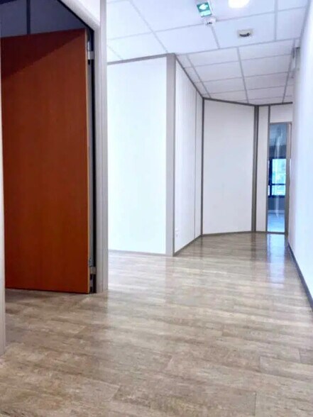 Bureau dans Limas à louer - Photo du bâtiment - Image 2 de 5