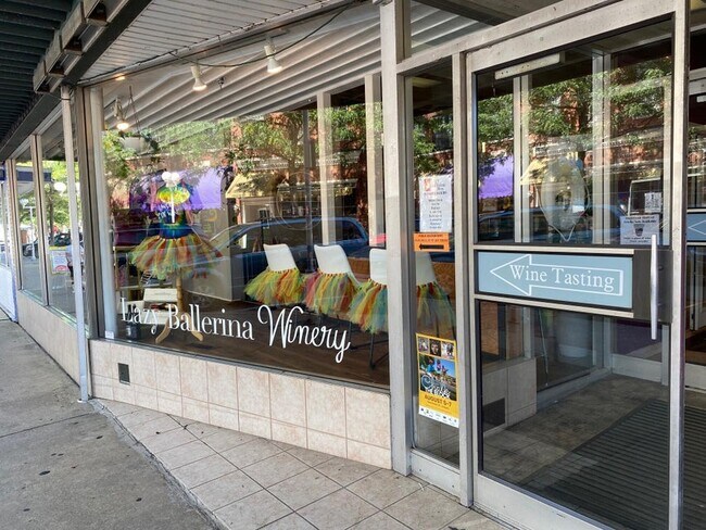 Plus de détails pour 321 State St, Saint Joseph, MI - Commerce de détail à vendre