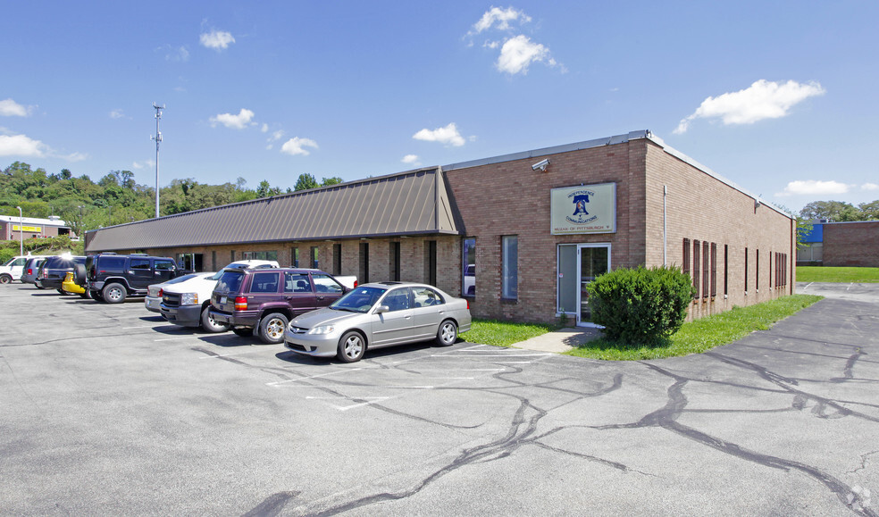 1711 Douglas Dr, Pittsburgh, PA à louer - Photo du bâtiment - Image 1 de 17