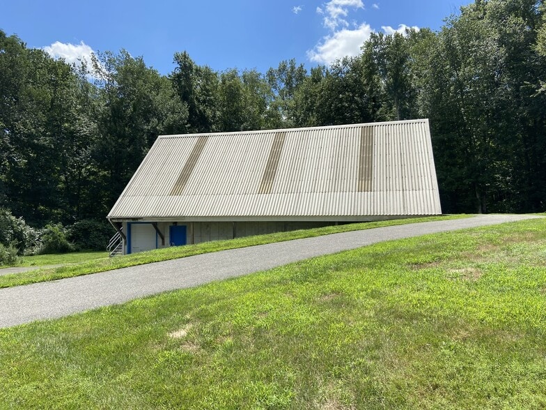 12 Commerce Rd, Newtown, CT à louer - Photo du bâtiment - Image 2 de 8