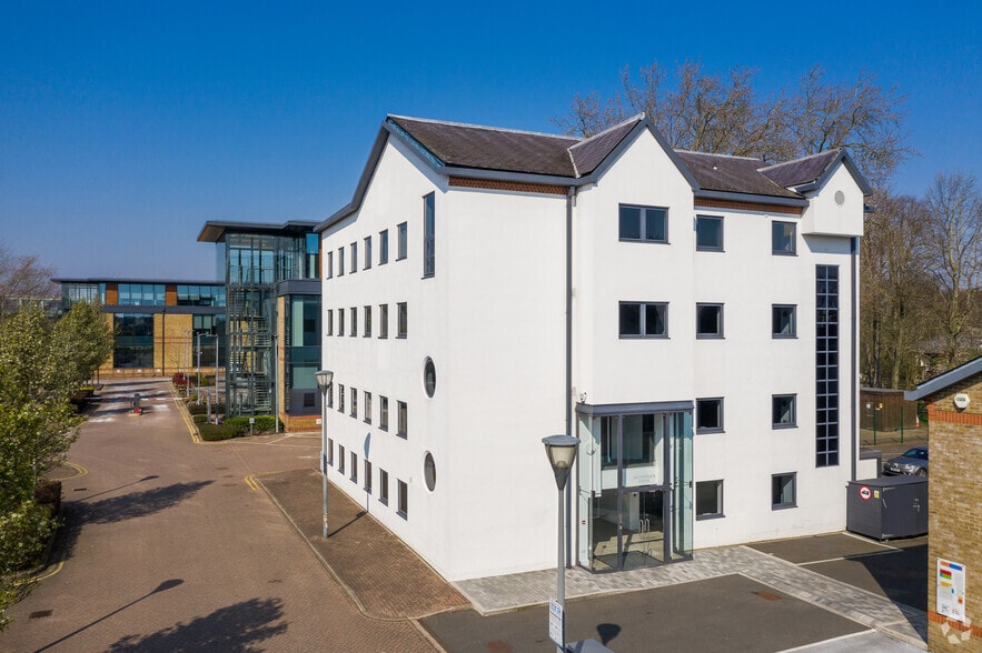 Kingsbury Cres, Staines for lease - Building Photo - Image 3 of 5