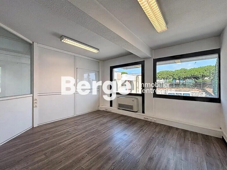 Office in Saint-Laurent-du-Var for lease - Interior Photo - Image 2 of 8